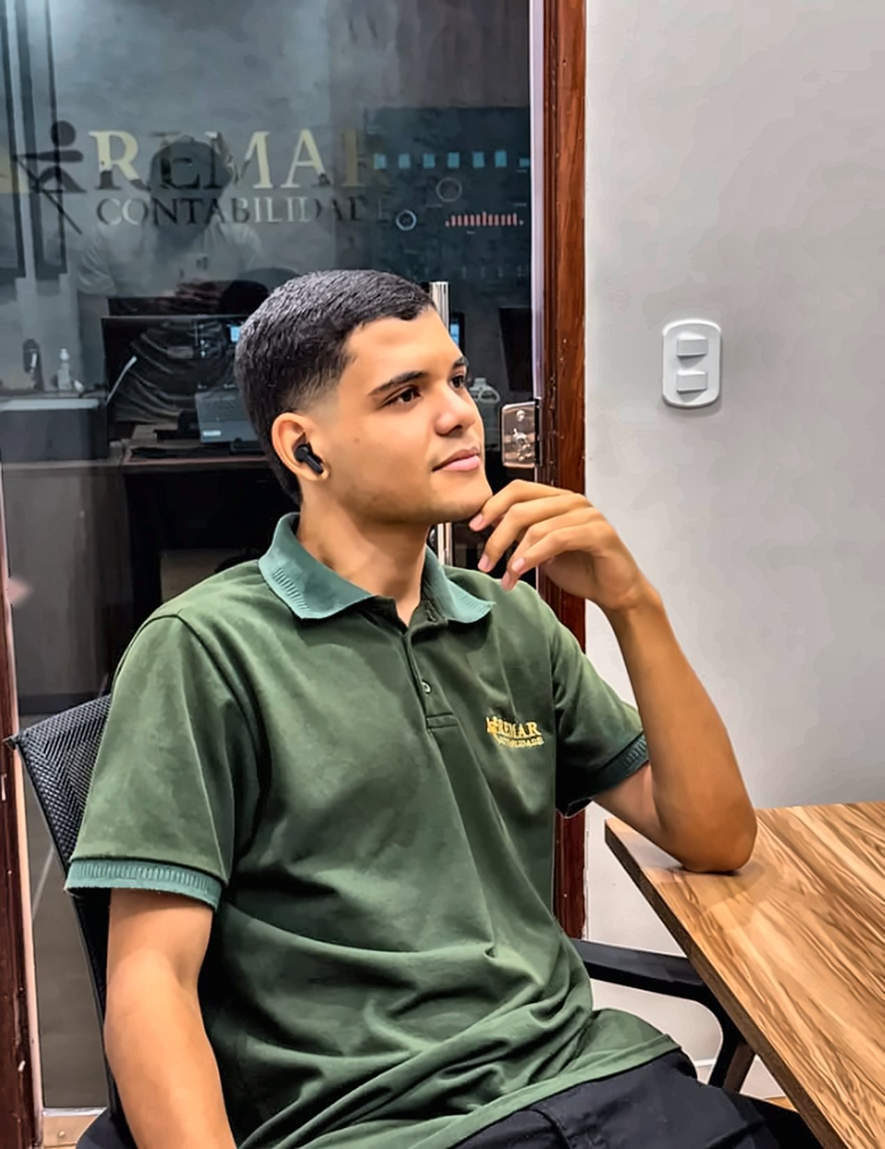 Colaborador da Remar Contabilidade com a farda da empresa no escritório