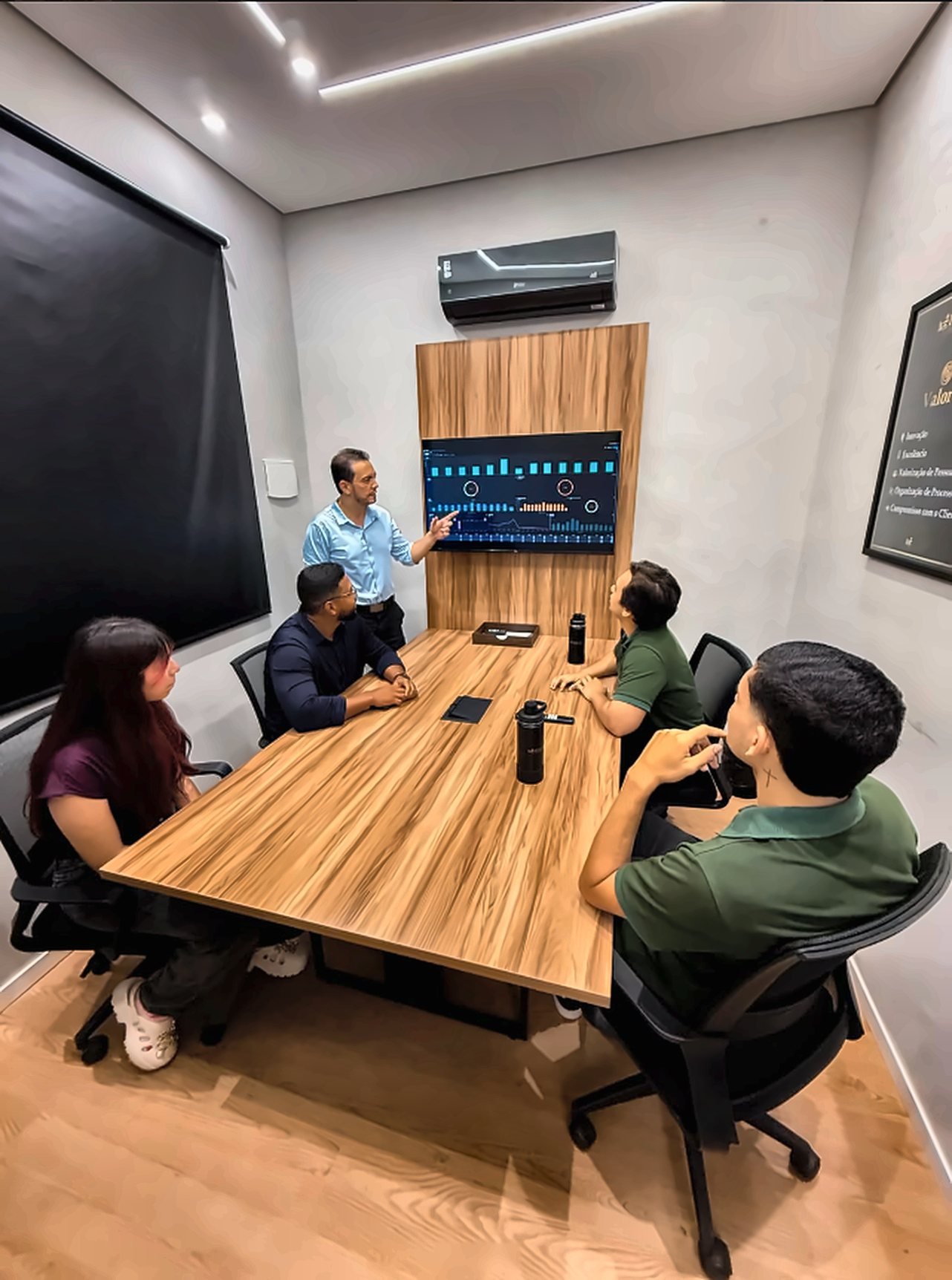 Equipe da Remar Contabilidade em reunião analisando um painel de indicadores financeiros